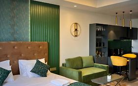 Ocean Breeze Negombo- Tidesend Luxury Beach Apartments