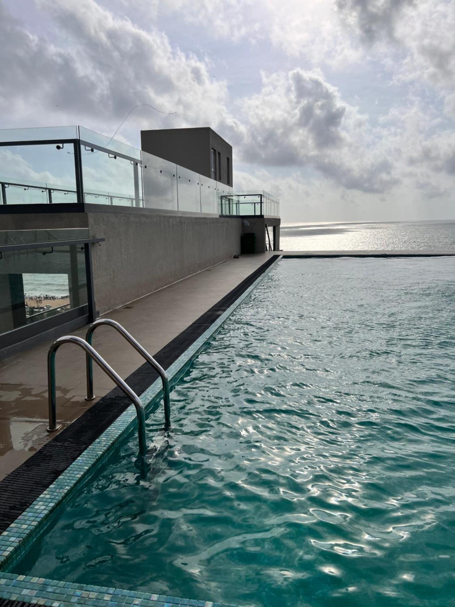 Ocean Breeze Negombo- Tidesend Luxury Beach Apartments Exterior photo