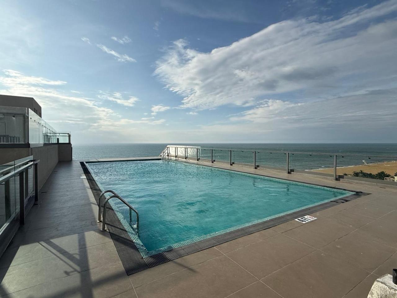 Ocean Breeze Negombo- Tidesend Luxury Beach Apartments Exterior photo